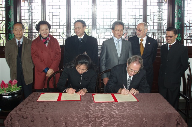 2010年3月25日 时任上海市政协主席冯国勤等出席在达尼丁市举行的豫园与兰园结为“姐妹园林”签约仪式_看图王.JPG